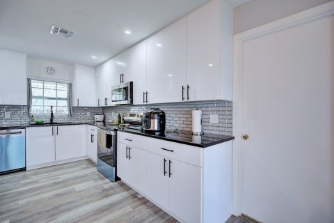 House in Sebring, Florida 3 bedrooms, 136.29 sq.m. № 2034047 - photo 8