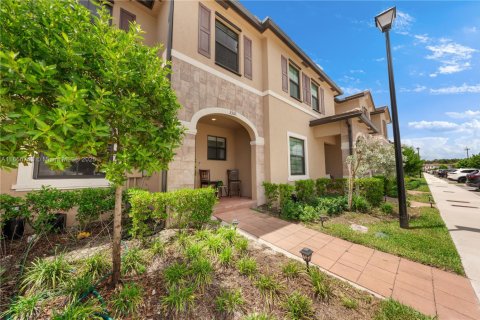 Townhouse in Hialeah, Florida 3 bedrooms, 137.77 sq.m. № 1882423 - photo 2