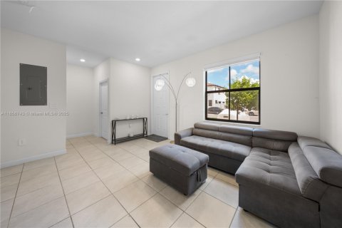 Townhouse in Hialeah, Florida 3 bedrooms, 137.77 sq.m. № 1882423 - photo 5