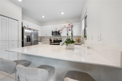 Townhouse in Hialeah, Florida 3 bedrooms, 137.77 sq.m. № 1882423 - photo 17