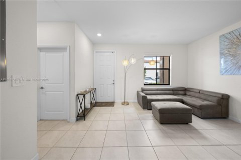 Townhouse in Hialeah, Florida 3 bedrooms, 137.77 sq.m. № 1882423 - photo 4