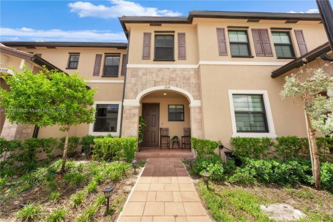Townhouse in Hialeah, Florida 3 bedrooms, 137.77 sq.m. № 1882423 - photo 1