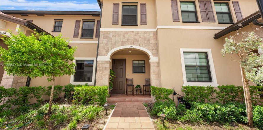 Townhouse in Hialeah, Florida 3 bedrooms, 137.77 sq.m. № 1882423