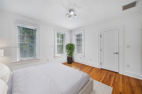 House in Miami, Florida 4 bedrooms, 285.86 sq.m. № 1834079 - photo 23