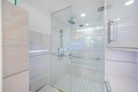 House in Miami, Florida 4 bedrooms, 285.86 sq.m. № 1834079 - photo 19