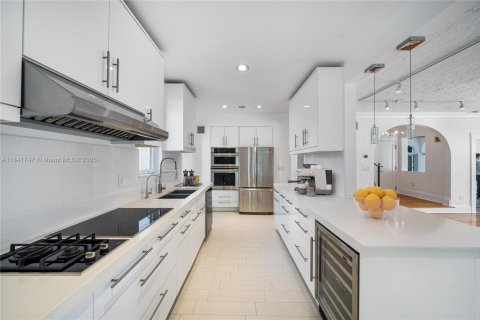 House in Miami, Florida 4 bedrooms, 285.86 sq.m. № 1834079 - photo 11