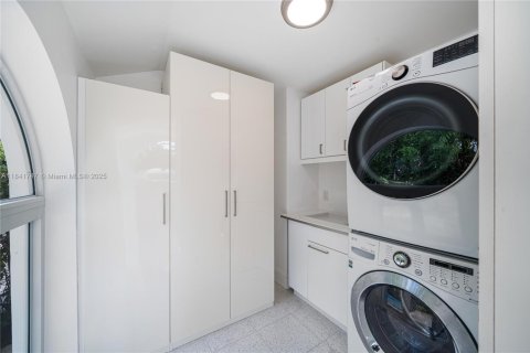 House in Miami, Florida 4 bedrooms, 285.86 sq.m. № 1834079 - photo 24