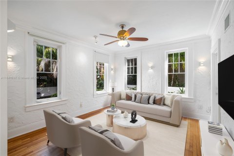 House in Miami, Florida 4 bedrooms, 285.86 sq.m. № 1834079 - photo 12