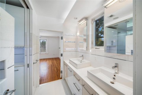 House in Miami, Florida 4 bedrooms, 285.86 sq.m. № 1834079 - photo 18
