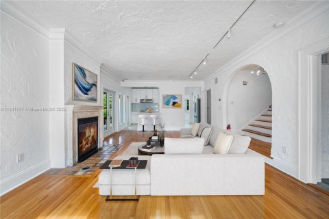 House in Miami, Florida 4 bedrooms, 285.86 sq.m. № 1834079 - photo 4