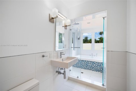 House in Miami, Florida 4 bedrooms, 285.86 sq.m. № 1834079 - photo 30