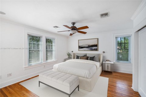 House in Miami, Florida 4 bedrooms, 285.86 sq.m. № 1834079 - photo 16