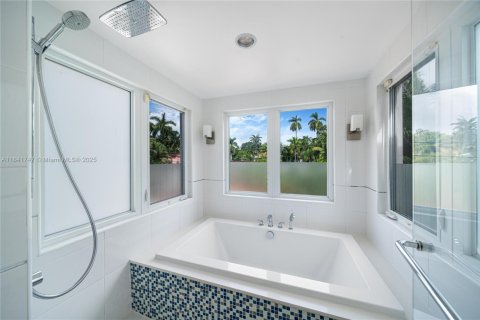 House in Miami, Florida 4 bedrooms, 285.86 sq.m. № 1834079 - photo 29