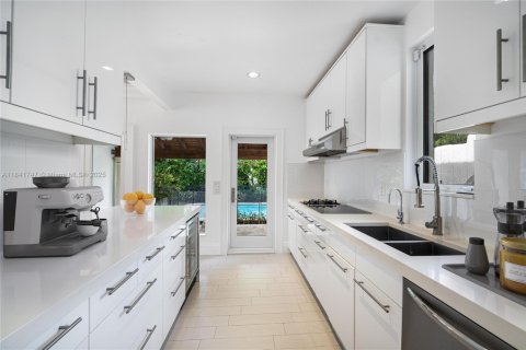 House in Miami, Florida 4 bedrooms, 285.86 sq.m. № 1834079 - photo 10