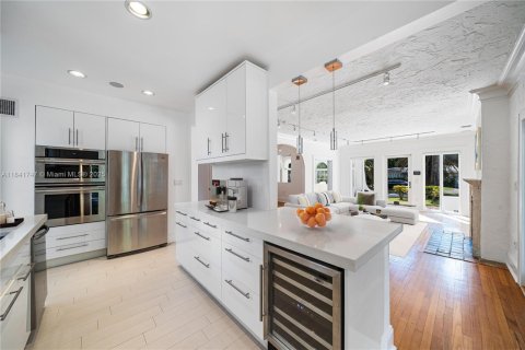House in Miami, Florida 4 bedrooms, 285.86 sq.m. № 1834079 - photo 8