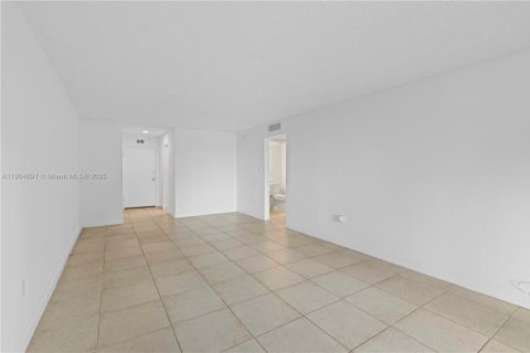 Снять в аренду кондоминиум в Норт-Майами, Флорида 1 спальня, 66.33м2, № 1956614 - фото 17