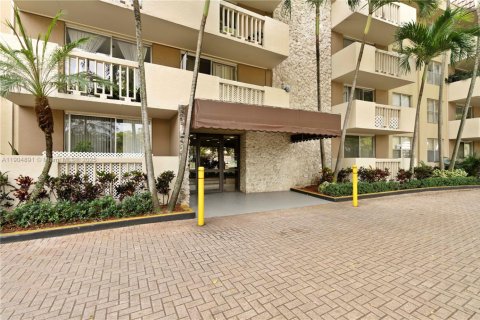 Снять в аренду кондоминиум в Норт-Майами, Флорида 1 спальня, 66.33м2, № 1956614 - фото 1