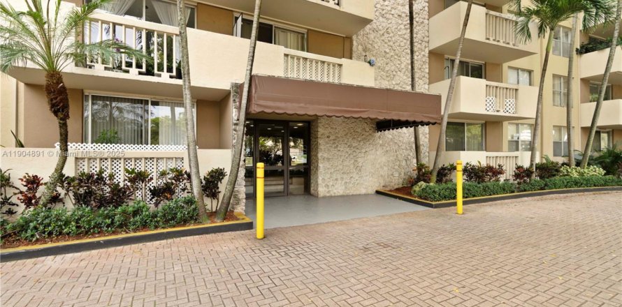 Кондоминиум с 1 спальней в Норт-Майами, Флорида № 1956614