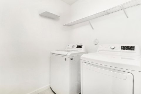 Townhouse in Stuart, Florida 3 bedrooms, 137.03 sq.m. № 2245517 - photo 13