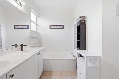 Villa ou maison à vendre à Port St. Lucie, Floride: 3 chambres, 219.81 m2 № 2342998 - photo 20