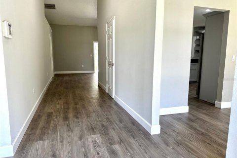 House in Deltona, Florida 4 bedrooms, 215.9 sq.m. № 1847286 - photo 7