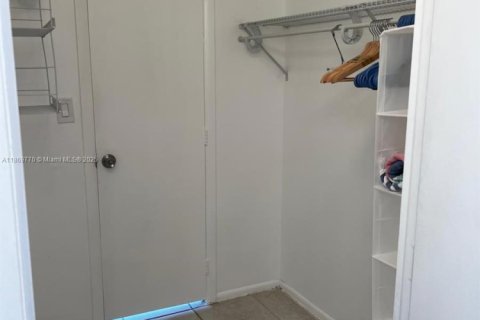 Condominio en alquiler en Lauderhill, Florida, 1 dormitorio, 67.73 m2 № 1895367 - foto 16