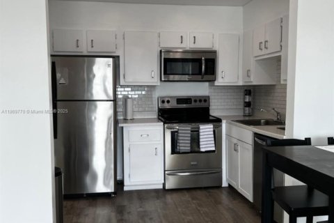 Condo in Lauderhill, Florida, 1 bedroom  № 1895367 - photo 4