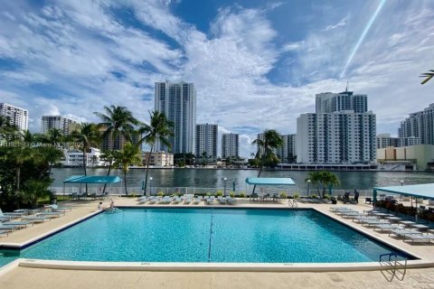 Condominio en venta en Hallandale Beach, Florida, 1 dormitorio, 85.01 m2 № 1975379 - foto 27