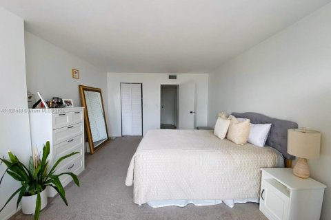 Condominio en venta en Hallandale Beach, Florida, 1 dormitorio, 85.01 m2 № 1975379 - foto 12