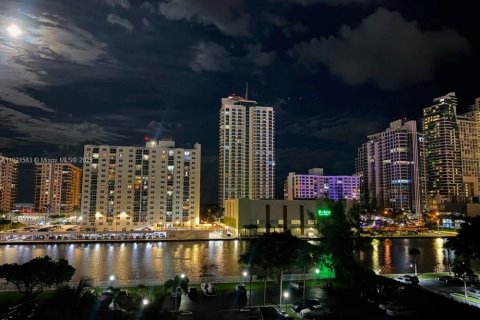 Condominio en venta en Hallandale Beach, Florida, 1 dormitorio, 85.01 m2 № 1975379 - foto 3