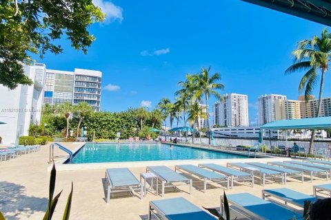 Condominio en venta en Hallandale Beach, Florida, 1 dormitorio, 85.01 m2 № 1975379 - foto 28