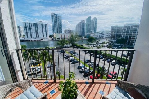 Condominio en venta en Hallandale Beach, Florida, 1 dormitorio, 85.01 m2 № 1975379 - foto 2