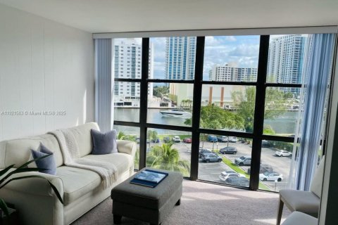 Condominio en venta en Hallandale Beach, Florida, 1 dormitorio, 85.01 m2 № 1975379 - foto 7