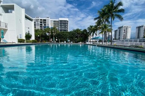 Condominio en venta en Hallandale Beach, Florida, 1 dormitorio, 85.01 m2 № 1975379 - foto 25
