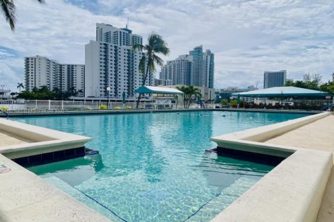 Condominio en venta en Hallandale Beach, Florida, 1 dormitorio, 85.01 m2 № 1975379 - foto 26