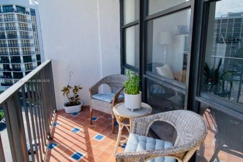Condominio en venta en Hallandale Beach, Florida, 1 dormitorio, 85.01 m2 № 1975379 - foto 11