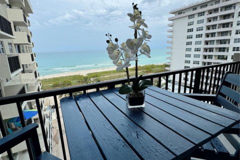 Condo in Surfside, Florida, 2 bedrooms  № 2020247 - photo 2