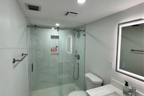 Condo in Surfside, Florida, 2 bedrooms  № 2020247 - photo 9