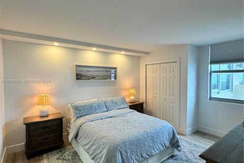 Condo in Surfside, Florida, 2 bedrooms  № 2020247 - photo 3
