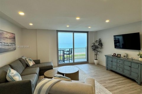 Condo in Surfside, Florida, 2 bedrooms  № 2020247