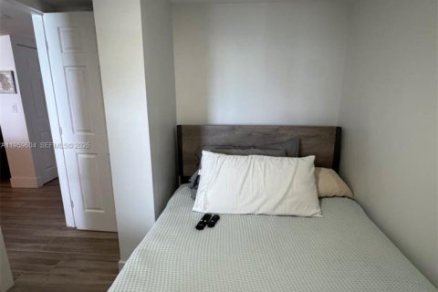 Condo in Surfside, Florida, 2 bedrooms  № 2020247 - photo 8