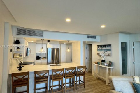 Condo in Surfside, Florida, 2 bedrooms  № 2020247 - photo 5