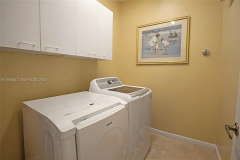 Villa ou maison à vendre à Pembroke Pines, Floride: 4 chambres, 267.56 m2 № 2005202 - photo 15