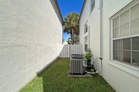 Villa ou maison à vendre à Pembroke Pines, Floride: 4 chambres, 267.56 m2 № 2005202 - photo 17