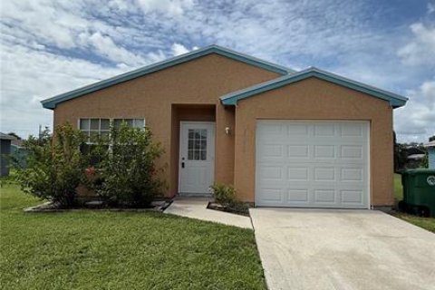 Villa ou maison à louer à Port Charlotte, Floride: 2 chambres, 84.73 m2 № 1901718 - photo 1