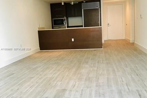 Condominio en alquiler en Miami, Florida, 1 dormitorio, 74.14 m2 № 1997303 - foto 2