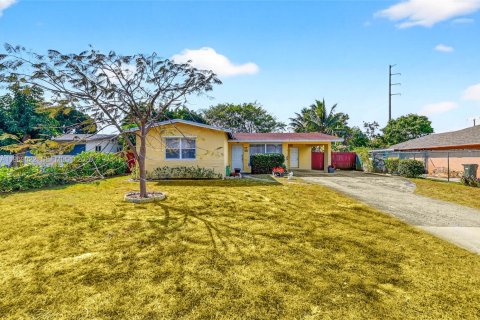 House in Delray Beach, Florida 3 bedrooms, 120.68 sq.m. № 2029913
