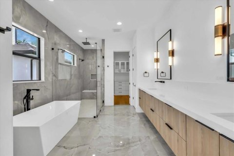 House in Tampa, Florida 5 bedrooms, 464.88 sq.m. № 1886030 - photo 15