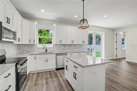 House in Tampa, Florida 3 bedrooms, 129.41 sq.m. № 2393486 - photo 10