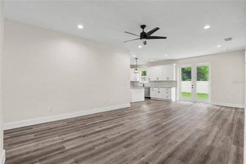 House in Tampa, Florida 3 bedrooms, 129.41 sq.m. № 2393486 - photo 5